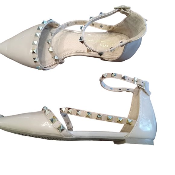 EC Olivia Ferragamo Tan Patent | Gold Studded Flats | Padded soles | Size: 5.5" - Picture 6 of 16